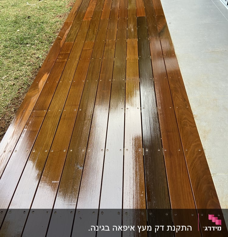 דק עץ חדש ומבריק בגינה